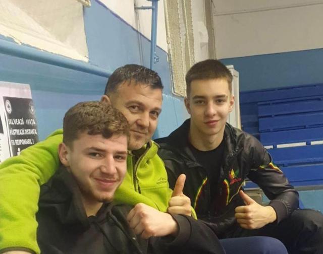 Antrenorul Andu Vornicu alături de cei doi pugiliști medaliați la Cupa României