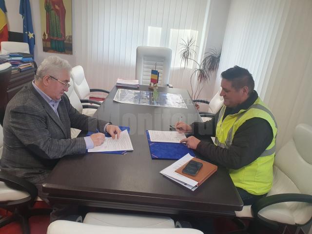 Contractul de reabilitare termică a cantinei-internat de la CNPR, semnat de primarul Sucevei, Ion Lungu, cu reprezentantul SUCT SA
