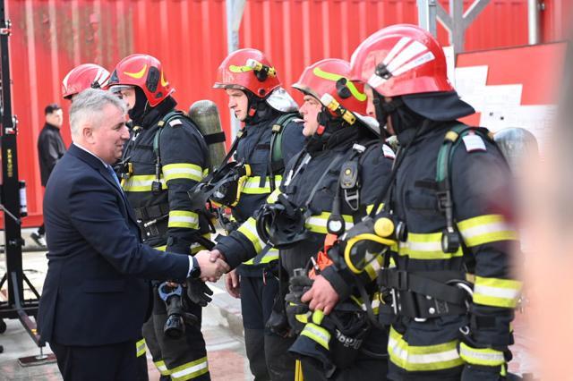 Ministrul Lucian Bode la poligonul de pregătire a pompierilor de la Siret