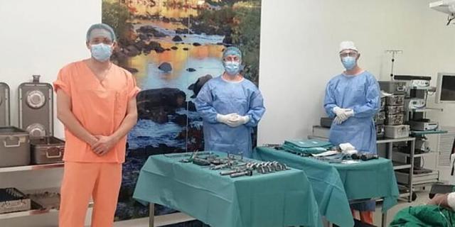Echipa  de ortopedie (dr. Rareş Voinea, dr. Marius Grămadă şi dr. Ciprian Puha)