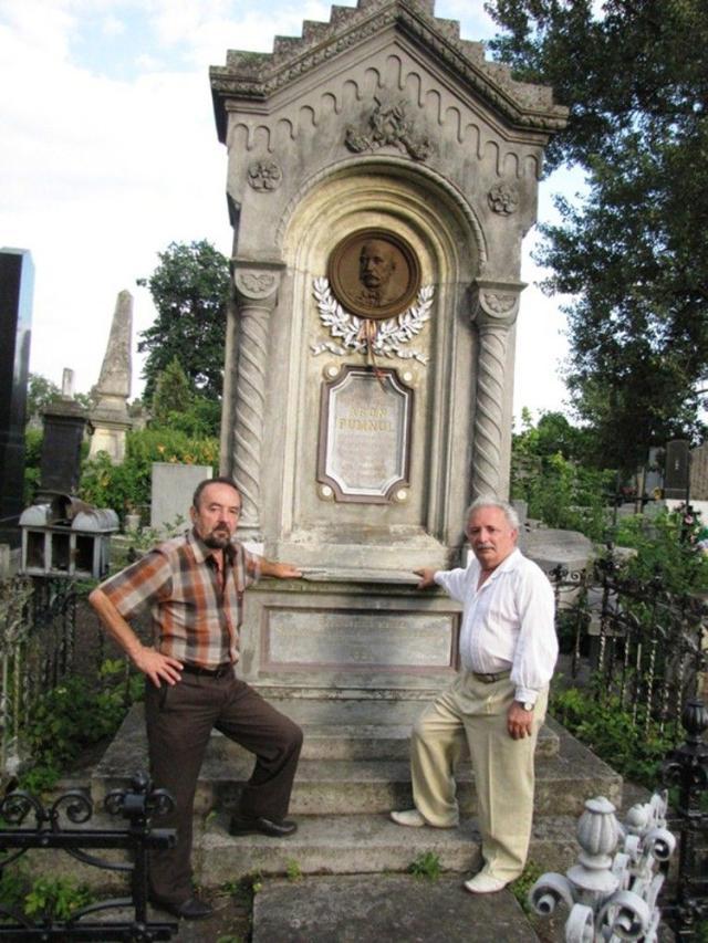 La mormântului lui Aron Pumnul. Vasile Tărâțeanu și Ioan T. Lazăr