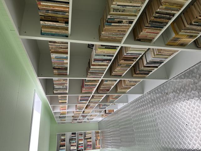 Concept educațional original creat de Ștefan Mandachi – hub cultural și bibliotecă ȋn container