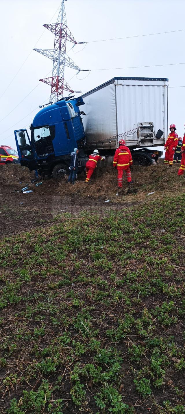 Un tir a ”zburat” de pe șoseaua de centură