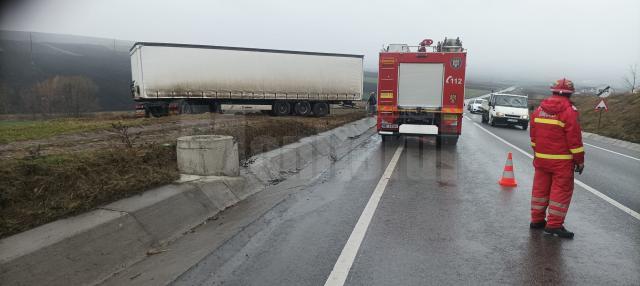 Un tir a ”zburat” de pe șoseaua de centură