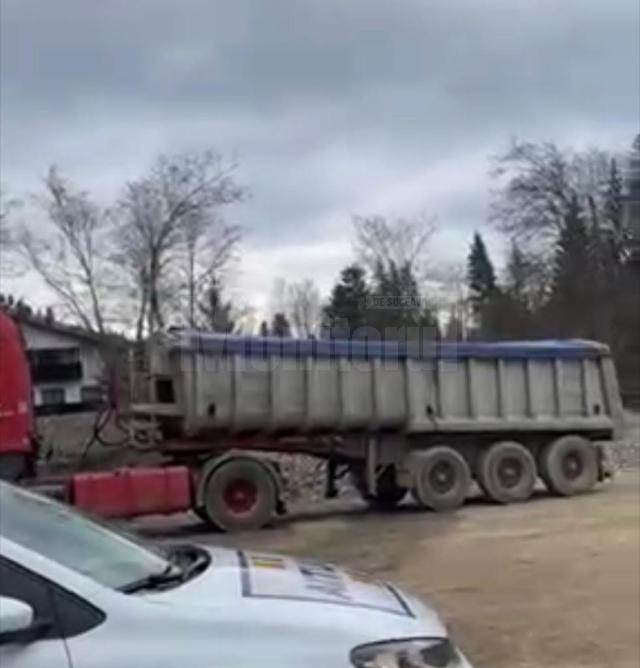 Camionul in care au fost încărcați 10 metri cubi de masă lemnoasă