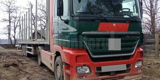mijlocul de transport folosit la transportul materialelor lemnoase fără proveniență legală, în valoare de 40.000 de euro