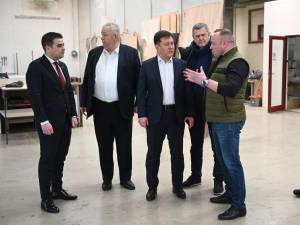 Ministrul economiei Florin Spătaru a vizitat firma Automotive Albaca din Șcheia
