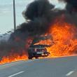 Un BMW care aparține fiului primarului din Șcheia a ars violent