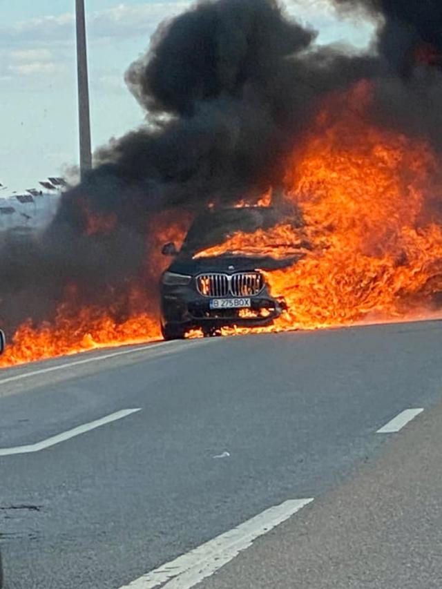 Autoturismul BMW a ars violent
