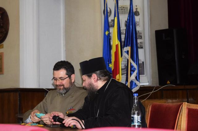Pr. profesor Constantin Cârloanță şi Protosinghelul Hrisostom Ciuciu. Foto elev caporal Larisa Dăscălescu