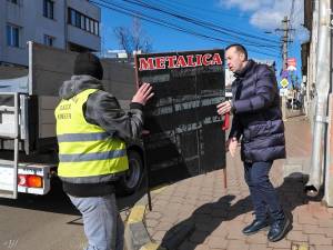 „Nu blocați accesul pietonilor cu panouri stradale publicitare!” este mesajul pe care îl transmite municipalitatea suceveană