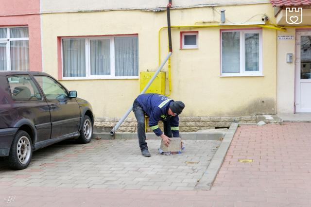 „Curățenie” de primăvară la panourile stradale de pe trotuare și la parcările „rezervate” din municipiul Suceava