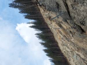 La Holda au reînceput lucrările de consolidare a unui versant de pe care au căzut bolovani de mari domensiuni pe DN 17