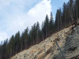 La Holda au reînceput lucrările de consolidare a unui versant de pe care au căzut bolovani de mari dimensiuni pe DN 17