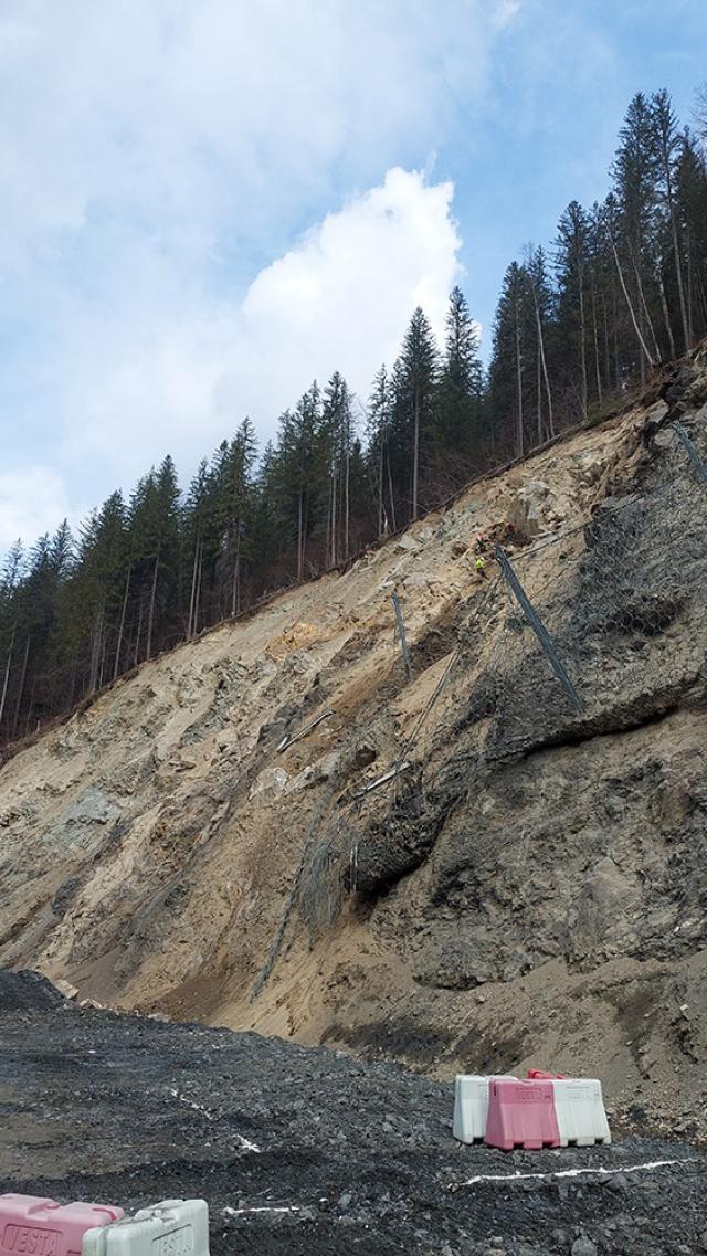 La Holda au reînceput lucrările de consolidare a unui versant de pe care au căzut bolovani de mari dimensiuni pe DN 17