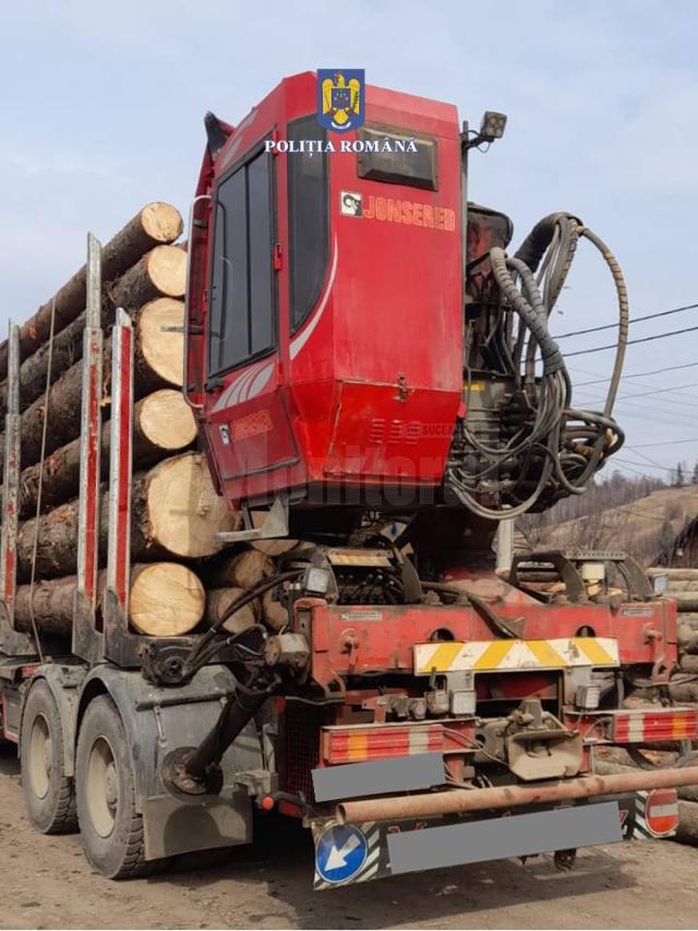 Un nou camion care transporta ilegal material lemnos, confiscat de polițiști