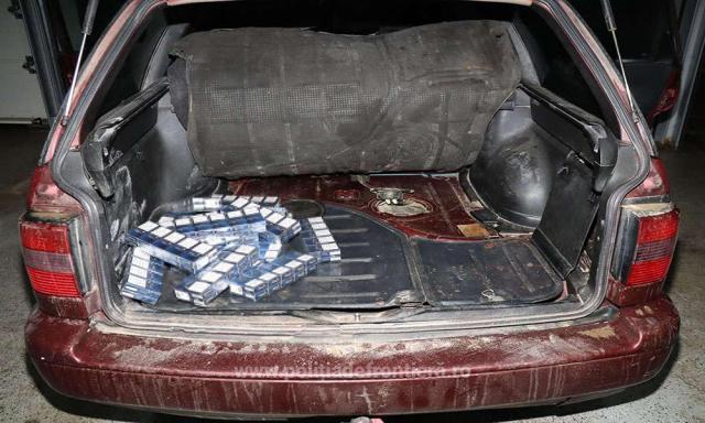 Țigări de contrabandă, ascunse în rezervorul unui autovehicul