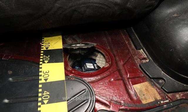 Țigări de contrabandă, ascunse în rezervorul unui autovehicul