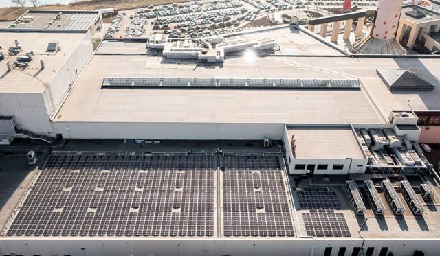 Panouri fotovoltaice montate pe toate proprietăţile Grupului Iulius, inclusiv mallul din Suceava