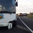 Ciocnire între un autobuz și un autoturism soldată cu un rănit