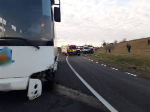 Ciocnire între un autobuz și un autoturism soldată cu un rănit