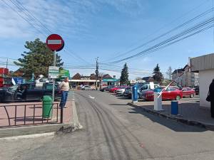 Bariera automată a parcării cu plată de la Piața Mare, din municipiul Suceava, „dată peste cap”