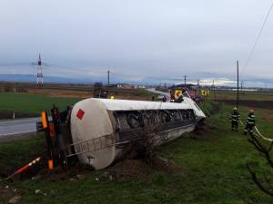 Autocisterna cu motorină răsturnată în primă fază