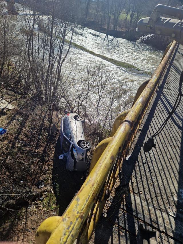 Un autoturism cu trei oameni a căzut de pe pod pe malul râului Moldova, la Molid