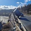Un autoturism cu trei oameni a căzut de pe pod pe malul râului Moldova, la Molid