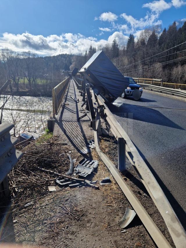 Un autoturism cu trei oameni a căzut de pe pod pe malul râului Moldova, la Molid