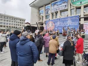 Mini-concert al grupului tradițional ”Dor” din Moara, la finele Marsului pentru viață din municipiul Suceava