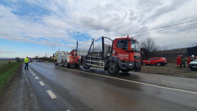 O autocisternă cu apă a pompierilor s-a răsturnat în timp ce venea în ajutorul unei autocisterne cu motorină, răsturnată și ea