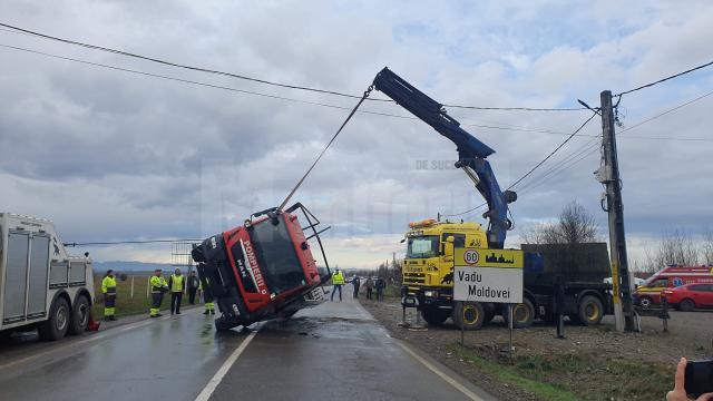 O autocisternă cu apă a pompierilor s-a răsturnat în timp ce venea în ajutorul unei autocisterne cu motorină, răsturnată și ea