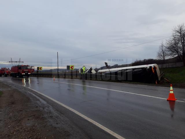 O autocisternă cu apă a pompierilor s-a răsturnat în timp ce venea în ajutorul unei autocisterne cu motorină, răsturnată și ea