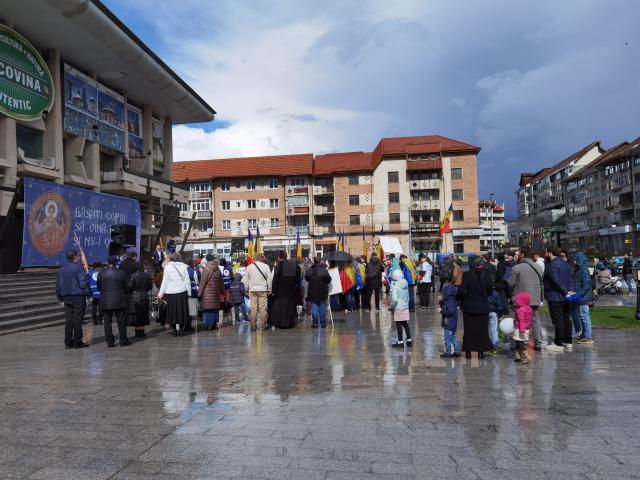 „Marșul pentru viață”, desfășurat în municipiul Suceava între reprize de ploaie