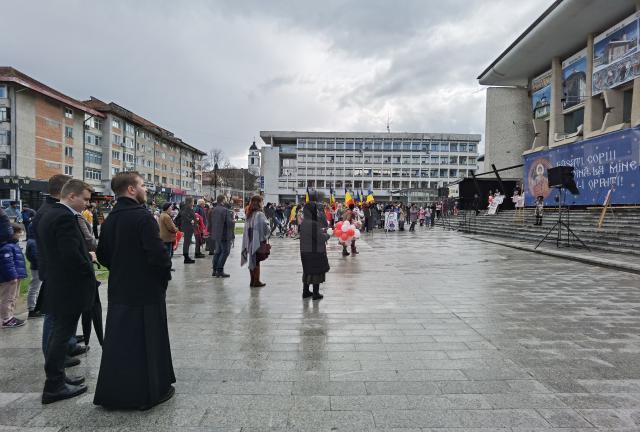 „Marșul pentru viață”, desfășurat în municipiul Suceava între reprize de ploaie