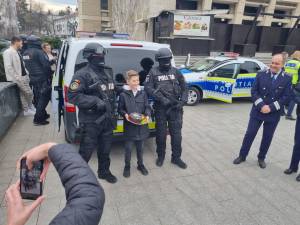 Un moment inedit a fost legat de marcarea zilei de naștere a lui Șerban, un copil foarte pasionat de tot ce înseamnă Poliție