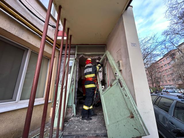 Explozia de la blocul din Suceava a fost foarte puternică, dar atenuată de tâmplăria din lemn a apartamentului