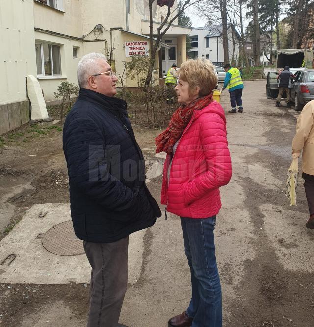 Primarul Sucevei, Ion Lungu, a purtat deja discuții cu cetățenii din blocul afectat de explozie, în prezența președinteli asociației de proprietari