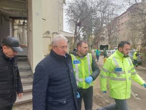 primarul Sucevei, Ion Lungu, a purtat deja discuții cu cetățenii din blocul afectat de explozie, în prezența președintelui asociației de proprietari 4