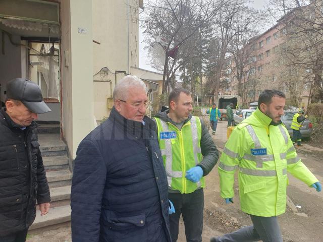 primarul Sucevei, Ion Lungu, a purtat deja discuții cu cetățenii din blocul afectat de explozie, în prezența președintelui asociației de proprietari 4