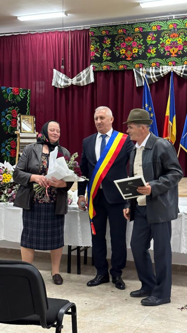 21 de „cupluri de aur” din orașul Vicovu de Sus au fost premiate de primarul Vasile Iliuț