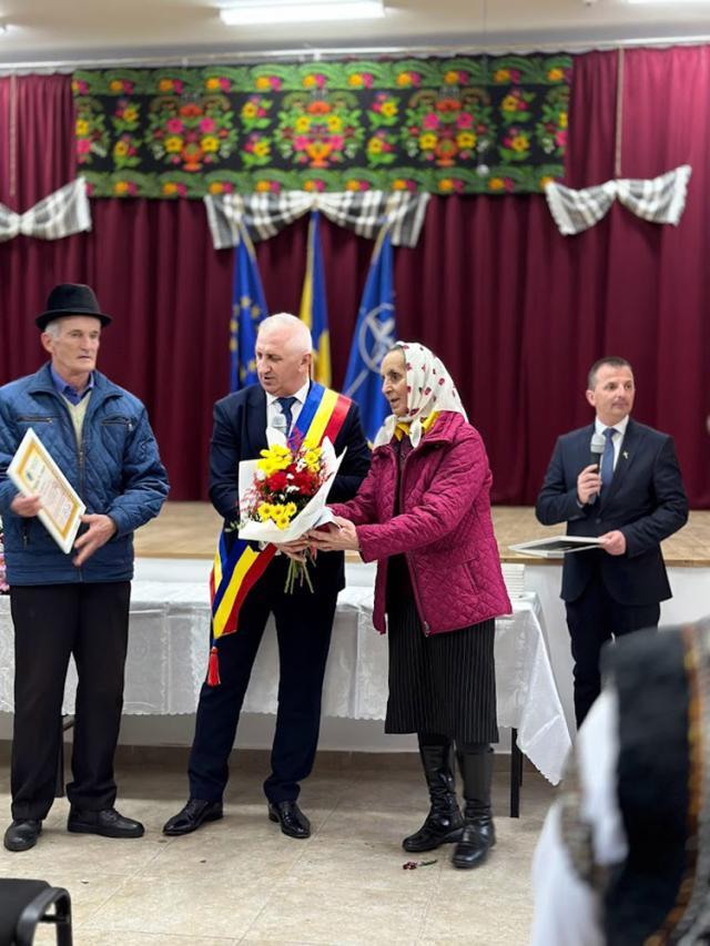 21 de „cupluri de aur” din orașul Vicovu de Sus au fost premiate de primarul Vasile Iliuț