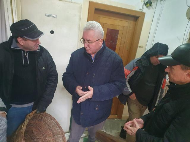 Primarul Sucevei, Ion Lungu, a purtat deja discuții cu cetățenii din blocul afectat de explozie, în prezența președintelui asociației de proprietari