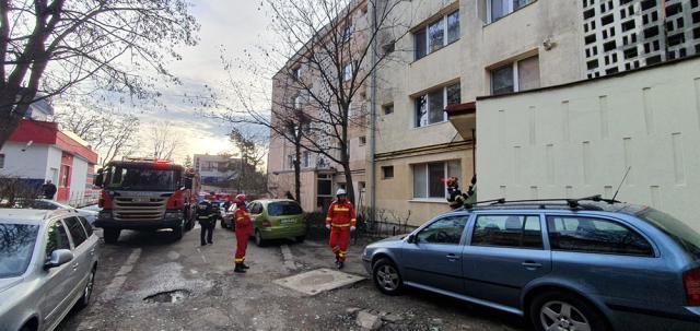Un vârstnic a scăpat cu multă șansă din explozia puternică produsă în apartamentul său