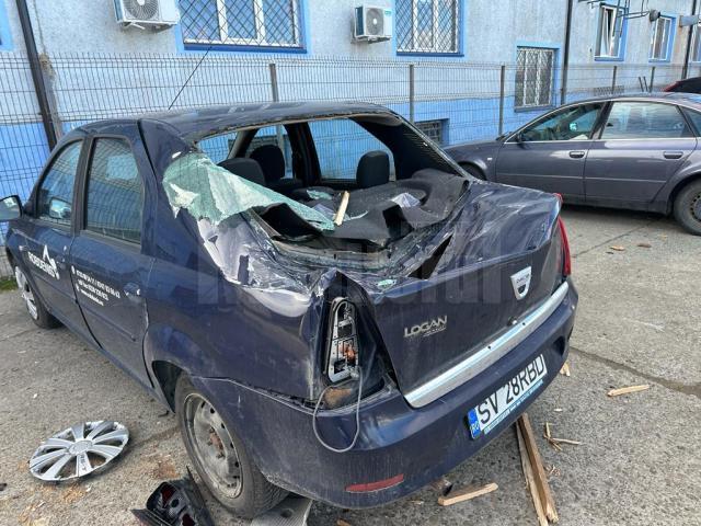 Opt mașini avariate de acoperișul sediului Jandarmeriei Suceava care a fost smuls de vânt