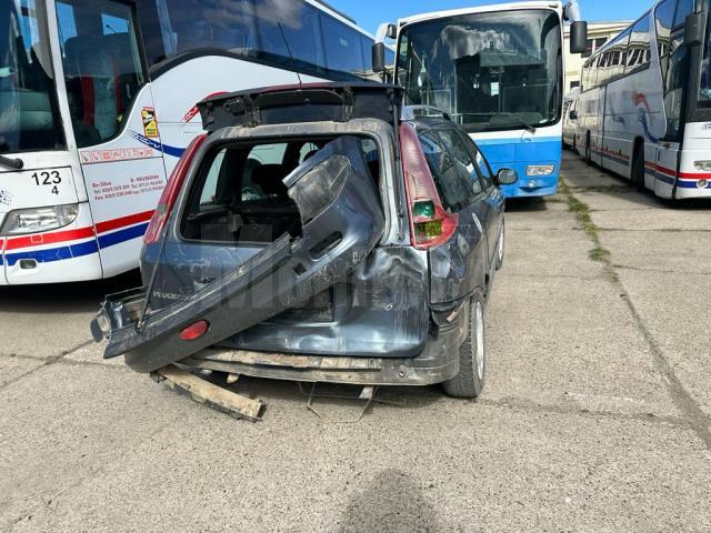 Opt mașini avariate de acoperișul sediului Jandarmeriei Suceava care a fost smuls de vânt