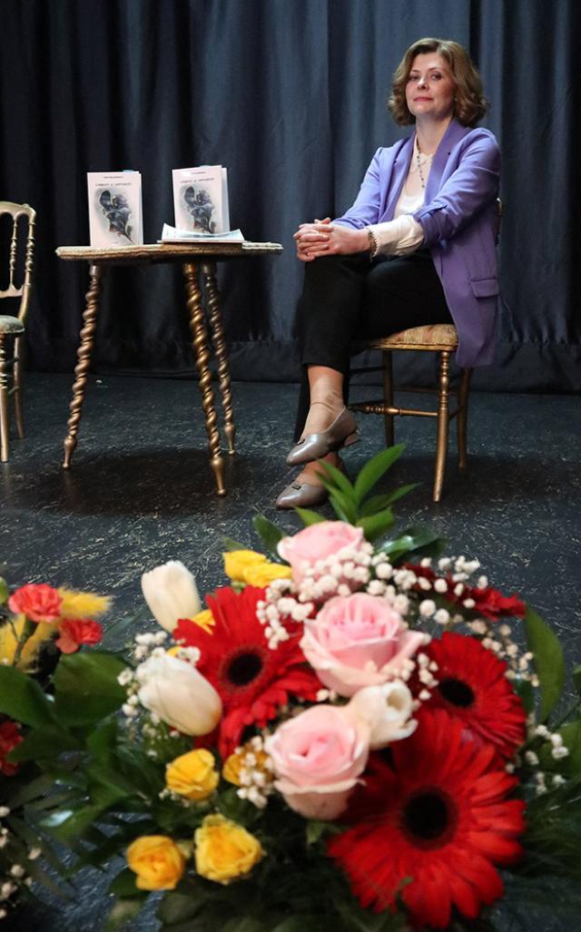 Poeta Cristina Bărăscu a lansat volumul „Limpeziri şi contradicţii”