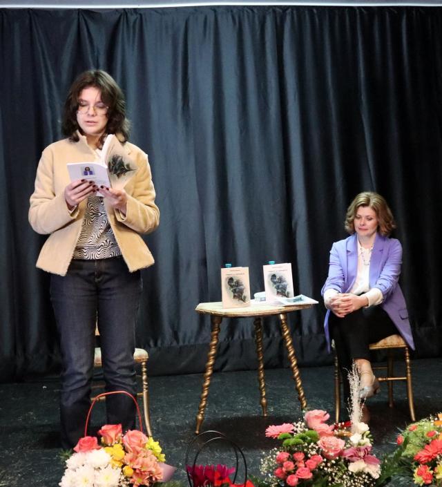 Poeta Cristina Bărăscu a lansat volumul „Limpeziri şi contradicţii”