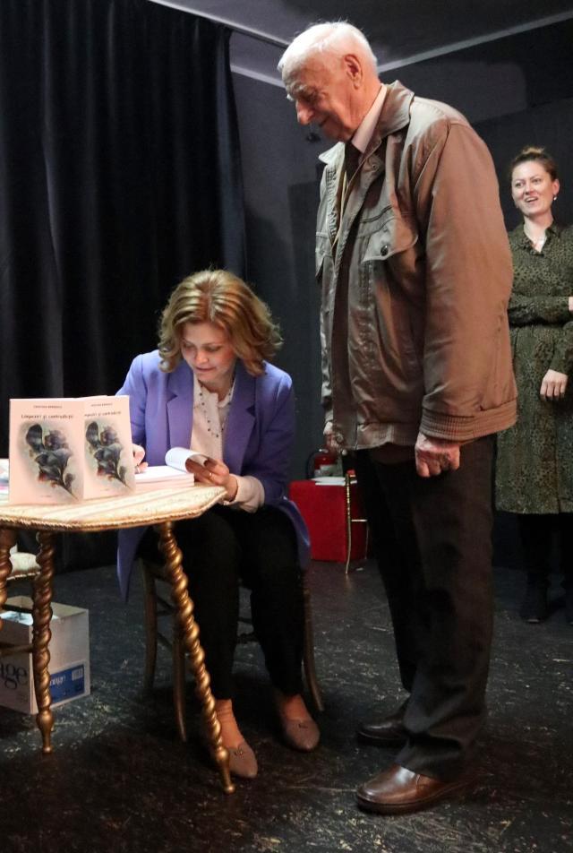 Poeta Cristina Bărăscu a lansat volumul „Limpeziri şi contradicţii”